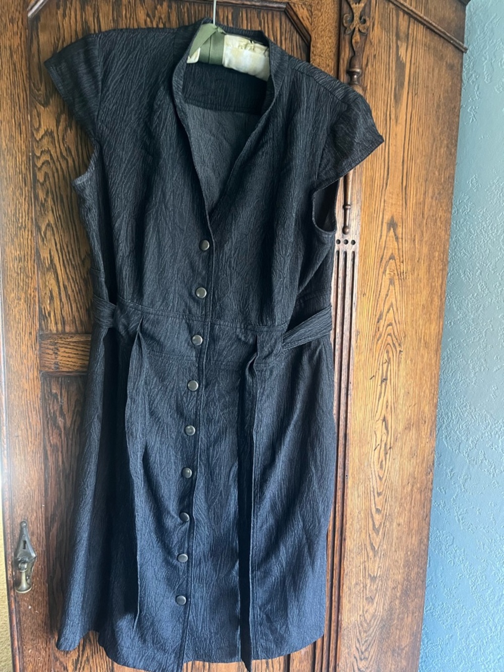 AB Studio Classic Black snap Front Women’s Dress with Waist Tie size 10